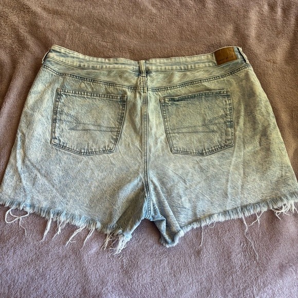 American Eagle Shorts Acid Wash Distressed Raw Hem Light Blue Size 20 - Picture 4 of 9